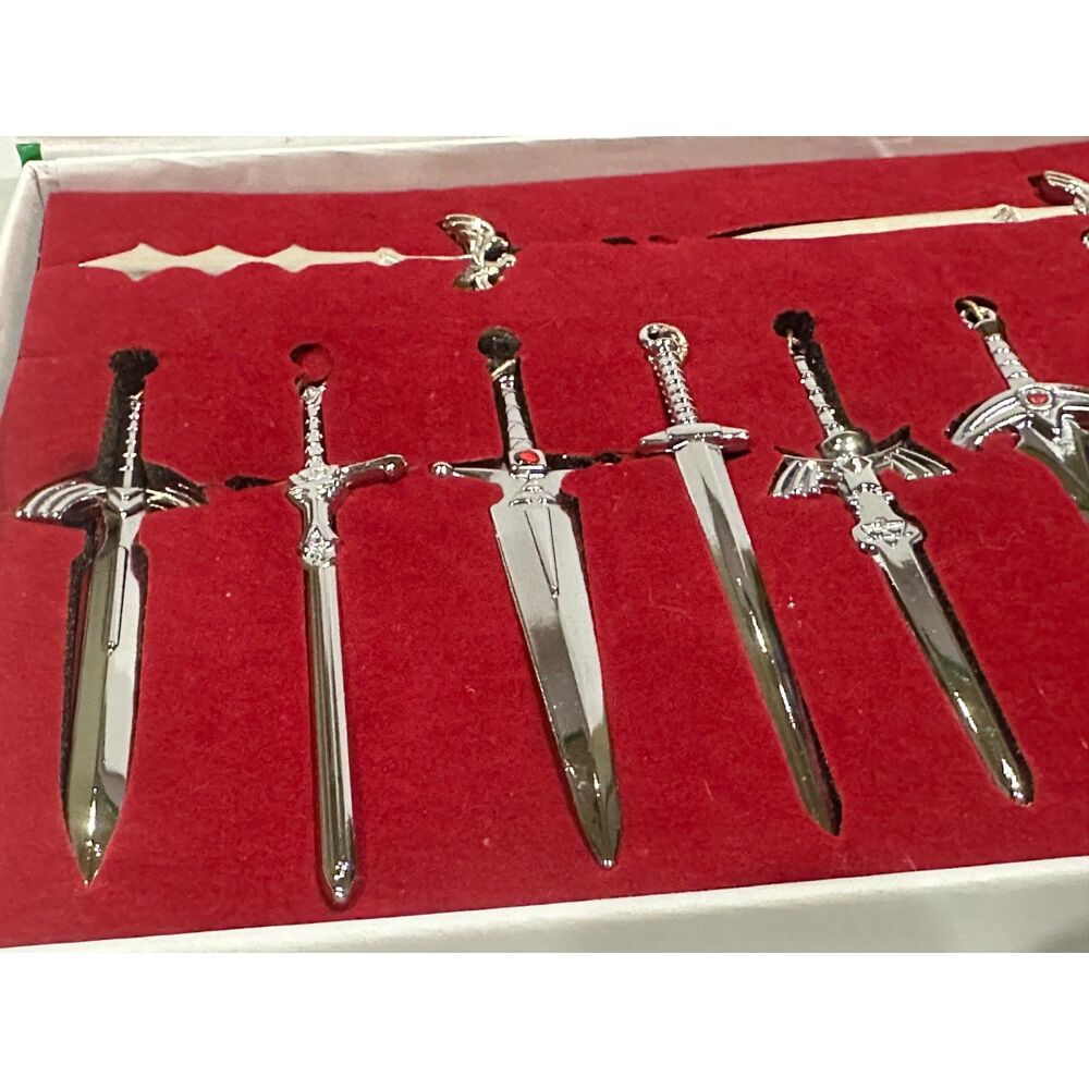 Legend of Zelda: Twilight Princess Miniature Sword & Shield Collection Set - Picture 3 of 6
